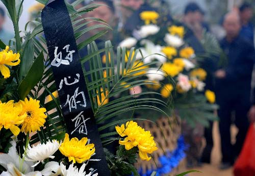 安徽的哥舍身救学童 倾城悲痛送英雄(组图)