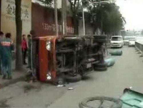 南京偷车贼慌不择路撞树引发恶性事故