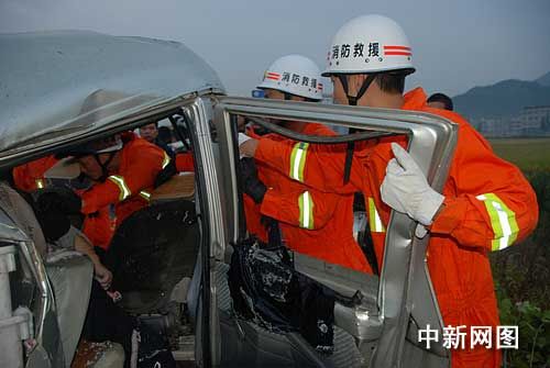 浙江温岭三车连环撞 三人死亡 多人受伤（组图）