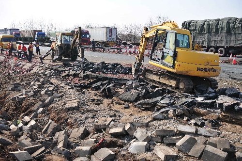 京珠高速载黑火药车爆炸 路面被震裂(组图)