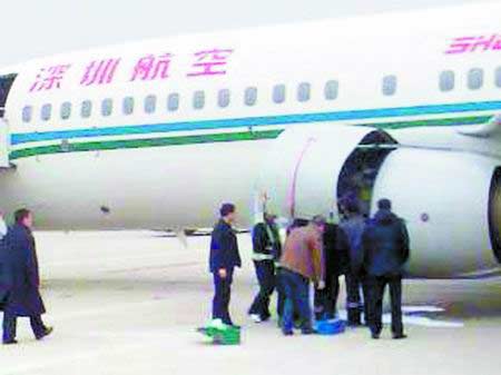 机迫降后,地面人员立即开始排险检查。