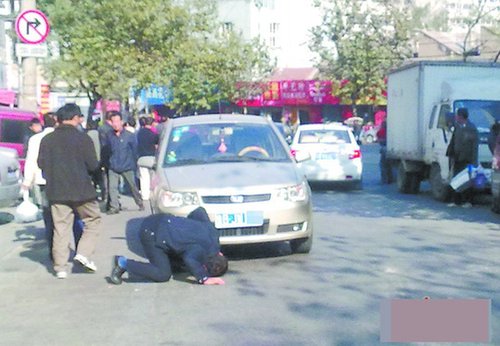 越野车撞倒男童逃逸 伤者被另一车拖行十余米