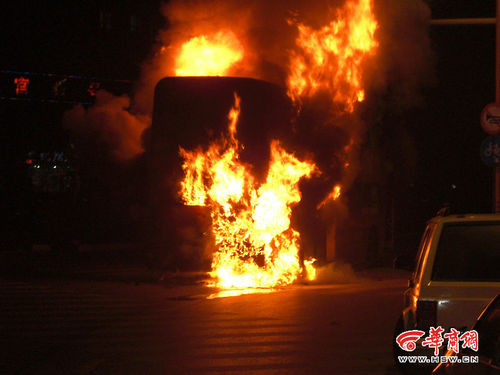 西安一辆公交自燃 130多名乘客90秒逃生(图)