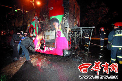 西安一辆公交自燃 130多名乘客90秒逃生(图)