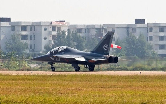 国产06架L15高教机抵珠海 采用铁灰色新式涂装。注意机尾发动机喷口，该机采用了加力版涡扇发动机。