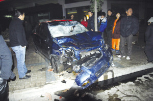 肇事的轿车撞得面目全非(热心读者提供) 肇事的轿车撞得面目全非(热心读者提供)