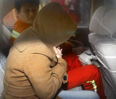 女青年驾车失控撞人2死8伤疑为在校大学生