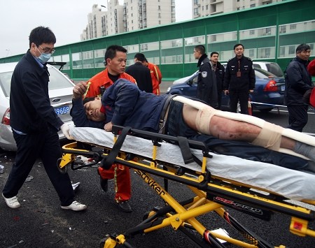 女青年驾车失控撞人2死8伤疑为在校大学生