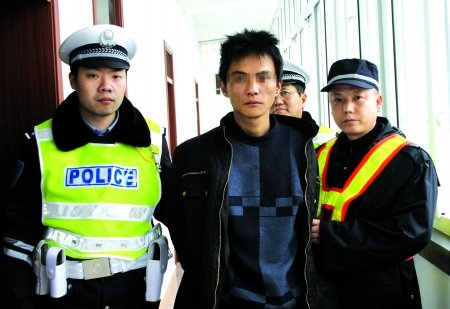 昨日，渝北区，被交巡警擒获的肇事男子张某 通讯员 王成志 摄