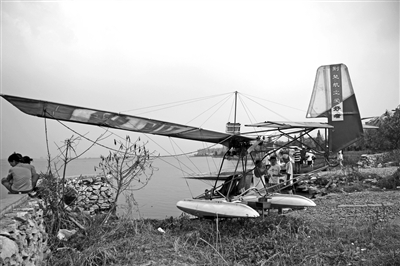 水上飞机“折翅”汤逊湖(图)