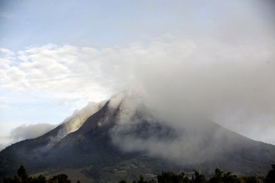 印尼锡纳朋火山喷发可能影响飞行安全