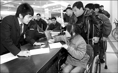 张海迪等报名学车 有望成首批取驾照双下肢残疾人