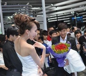 答应还是不答应 车模尴尬遭遇现场求婚