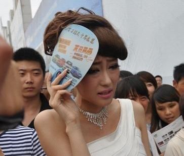 答应还是不答应 车模尴尬遭遇现场求婚