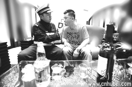 图为:志愿者“以身试酒”